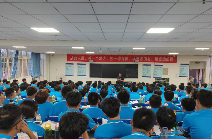 NG大舞台名誉董事长走进海星训练营助力新员工成长